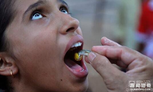 奇葩偏方！印度吞活鱼治哮喘