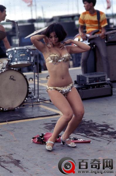 越战罕见秘照-南越美女到美军基地慰劳大兵(组图)