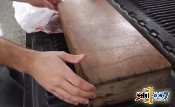 整理旧物搜出“古木盒”，翻开后顿时打冷颤