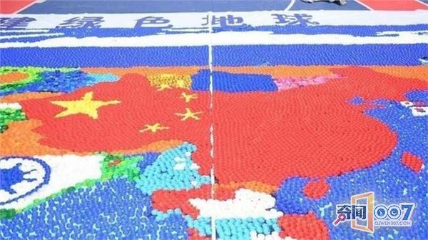 大学生用瓶盖制作出世界地图