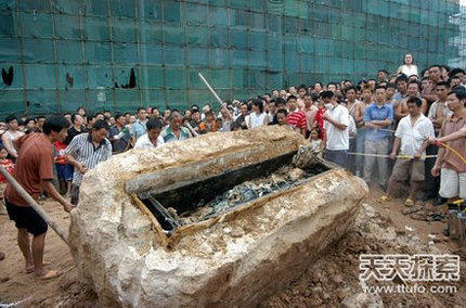 四川成都百年清朝僵尸开棺现场 肉身僵而不腐浑身重布缠绕