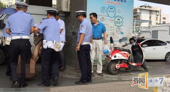 奇葩男子害怕车被扣，竟当众脱裤子！