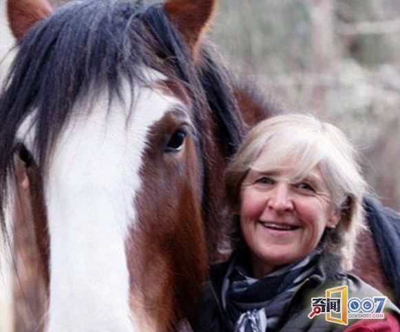 女子森林独居34年,花8年自建房,用牛粪糊墙