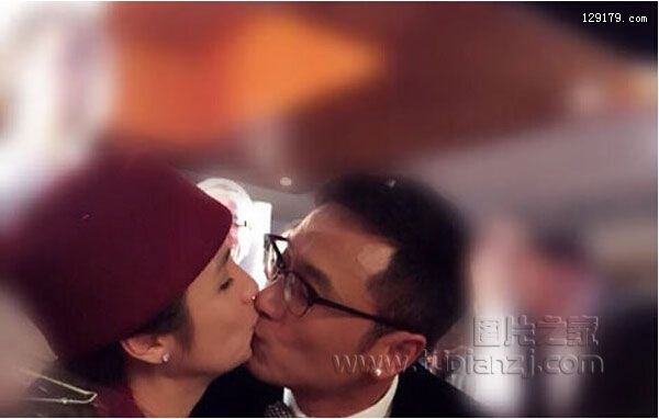 苗侨伟戚美珍庆银婚 王志文携妻带子亮相