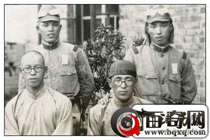 日军入侵寺院道貌岸然合影旧照