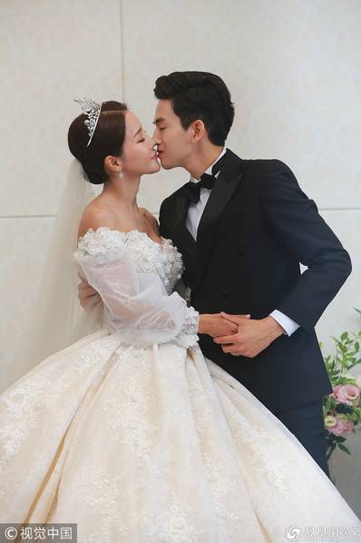 韩歌手米娜和小17岁男友结婚 男方泪洒现场