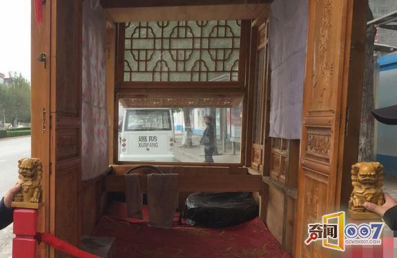 瓜农将农用车打造成“宫殿” 称其曾参加过故宫维修