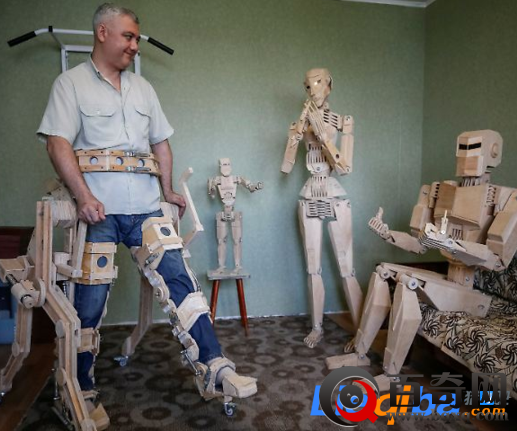 男子打造木头机器人 是一边打造一边设计