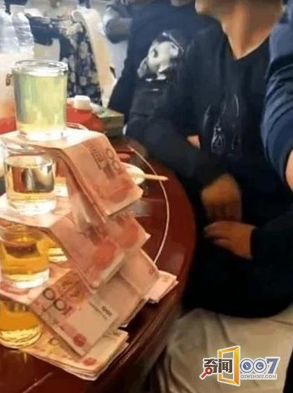 男子结婚，土豪同学垒起金字塔，吓哭新郎