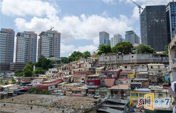 一墙之隔天壤之别！摄影师拍全球贫富藩篱