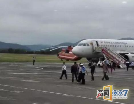 奇葩男子上飞机后将安全门扣下 致全体乘客滞留机场