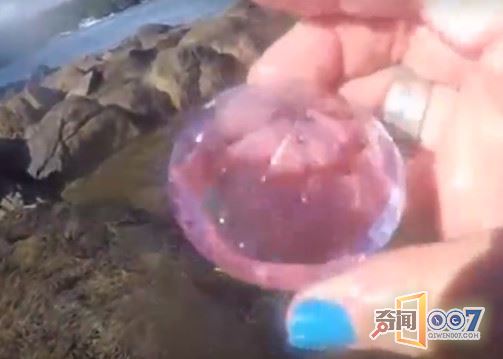 女子发现发光石头，捡起来兴奋不已