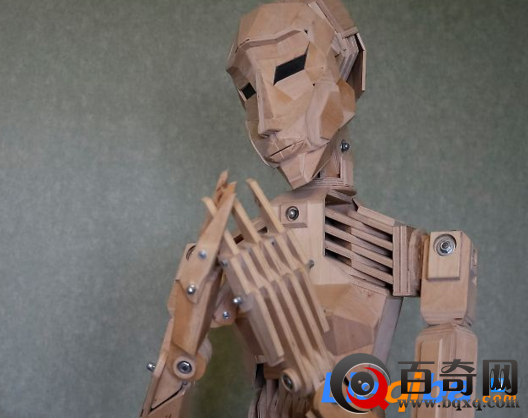 男子打造木头机器人 是一边打造一边设计