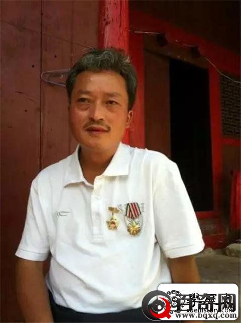 他死也要护着红旗不倒 喜的是这位英雄活过来了 现在做保安队长