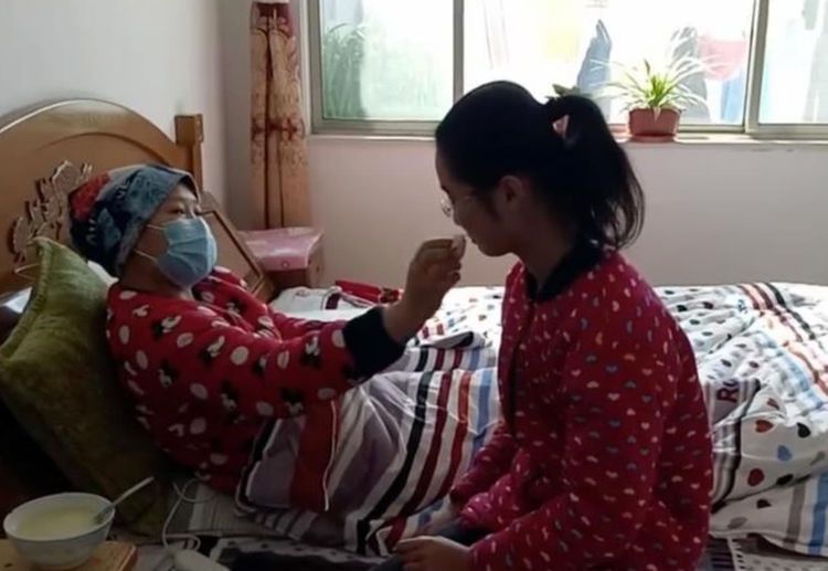 奇闻：妈妈卧病在床，15岁女儿每天却吃8个鸡蛋，让人不淡定