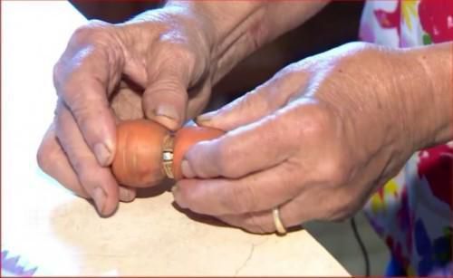 老人13年前丢失的戒指，竟然从一根胡萝卜身上“找”回来