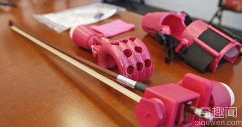 女孩天生没左手 却圆梦拉小提琴