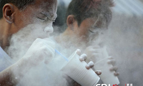 菲律宾孩子们参加传统节日 吸面粉大赛