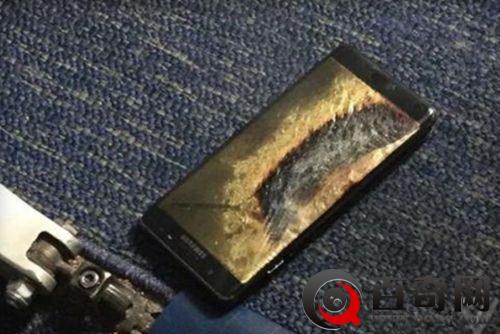 Note7烧穿地毯 国外三星Note7换机后首炸 烧穿了飞机地毯