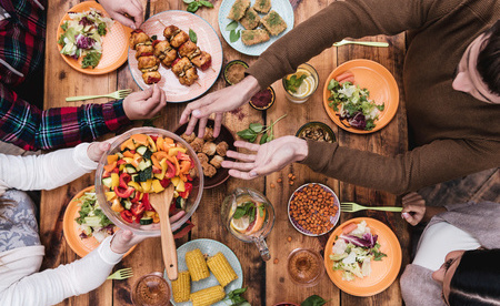 103岁老人照顾瘫痪女儿63年(图)