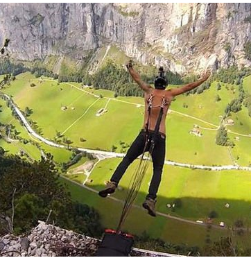 俄罗斯男子在瑞士铁钩穿背玩跳伞 跳下396米悬崖