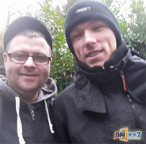 街头找人借个火，找到失散28年的弟弟