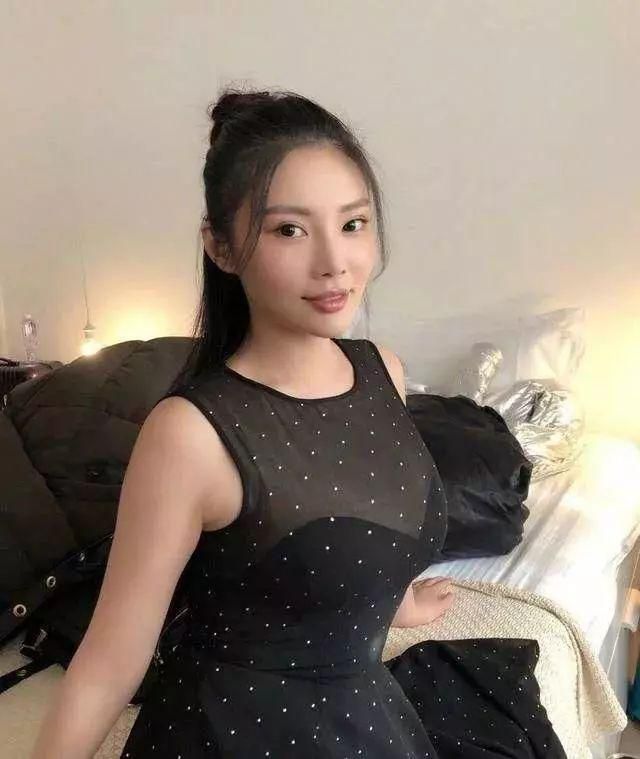 徐冬冬回应椰树广告事件：从小喝到大，说的不是身材