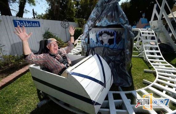 工程师爷爷亲手为小孙儿们建造了一个主题游乐园
