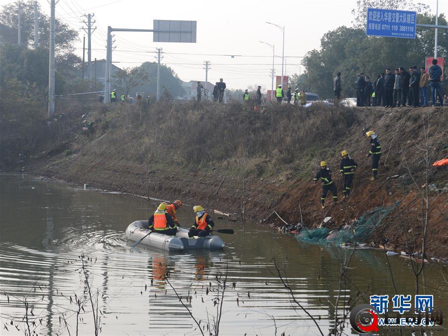 湖北客车坠湖 湖北鄂州客车坠湖致18死 乘客均为60到70岁老人 坠湖原因曝光引发