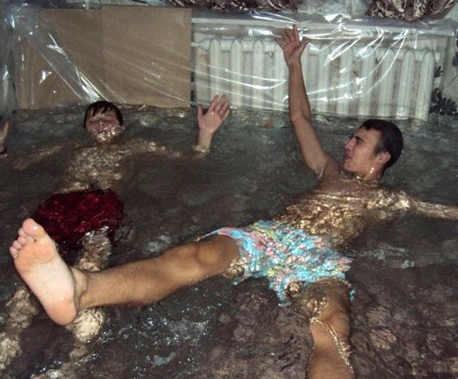 俄罗斯少年将客厅注水变成室内游泳池防暑降温