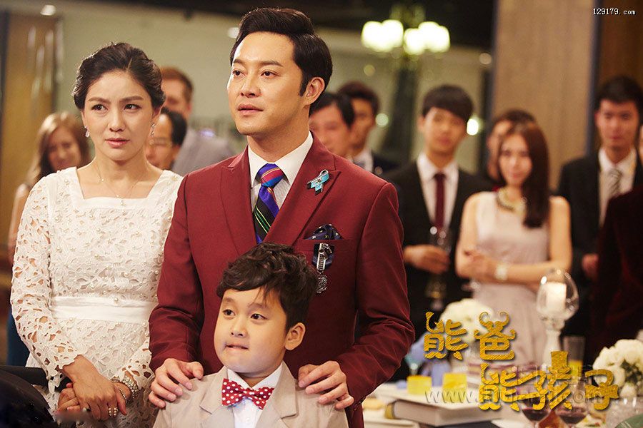 《熊爸熊孩子》剧照 沙溢变身家庭妇男