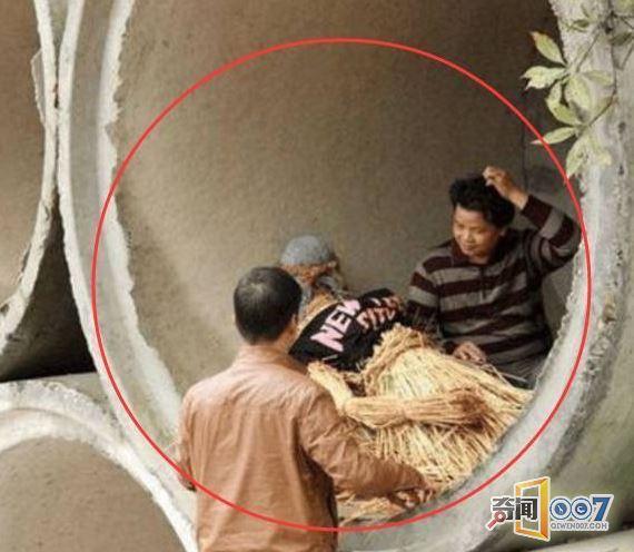 男子石洞抱稻草人睡觉，只因老婆干这事