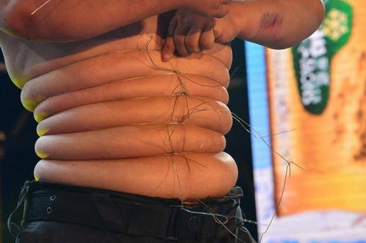 山东男子表演气断钢丝