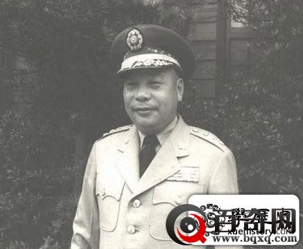 老蒋“哭笑不得、掐死狗”两张照片背后，爆出蒋经国一段风流艳史