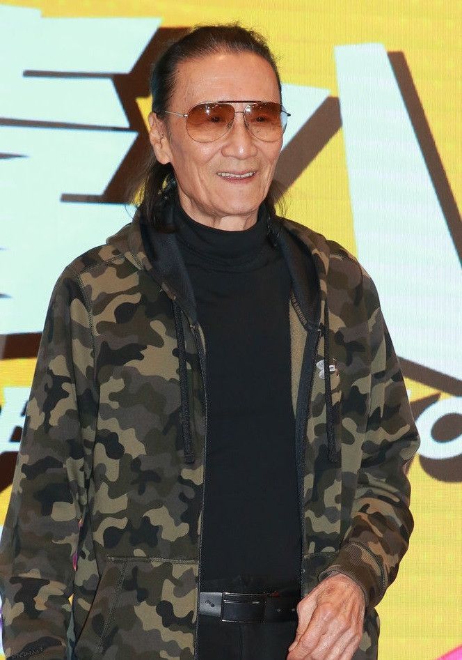 82岁谢贤亮相杀青宴,状态年轻有活力,笑称经常和美女拍戏