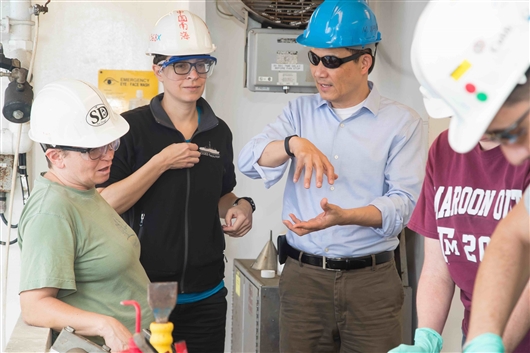 科学家首获南海“出生地”玄武岩样品