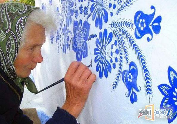 90岁老奶奶手绘图案装饰房屋 将家乡变成艺术馆