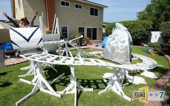 工程师爷爷亲手为小孙儿们建造了一个主题游乐园