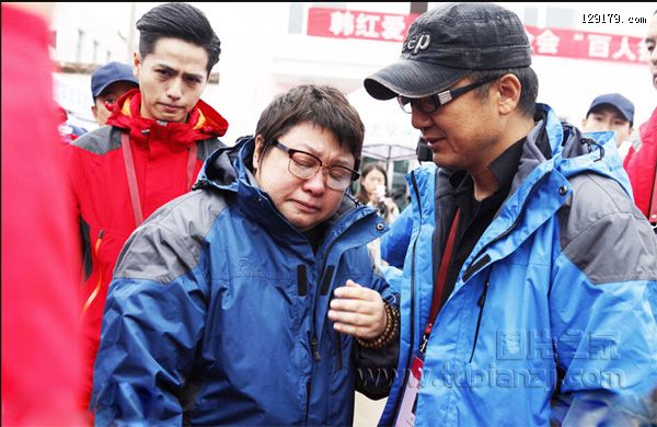 韩红远赴青海义诊 泪洒现场