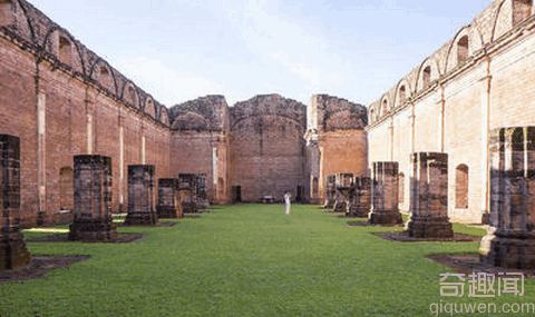 南美洲一国家规定一夫多妻，不娶就要抓去坐牢！