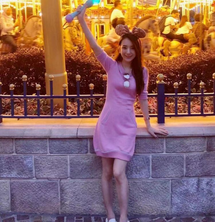 郭富城娇妻方媛晒出游照，单手牵娃的她堪称“时尚辣妈”