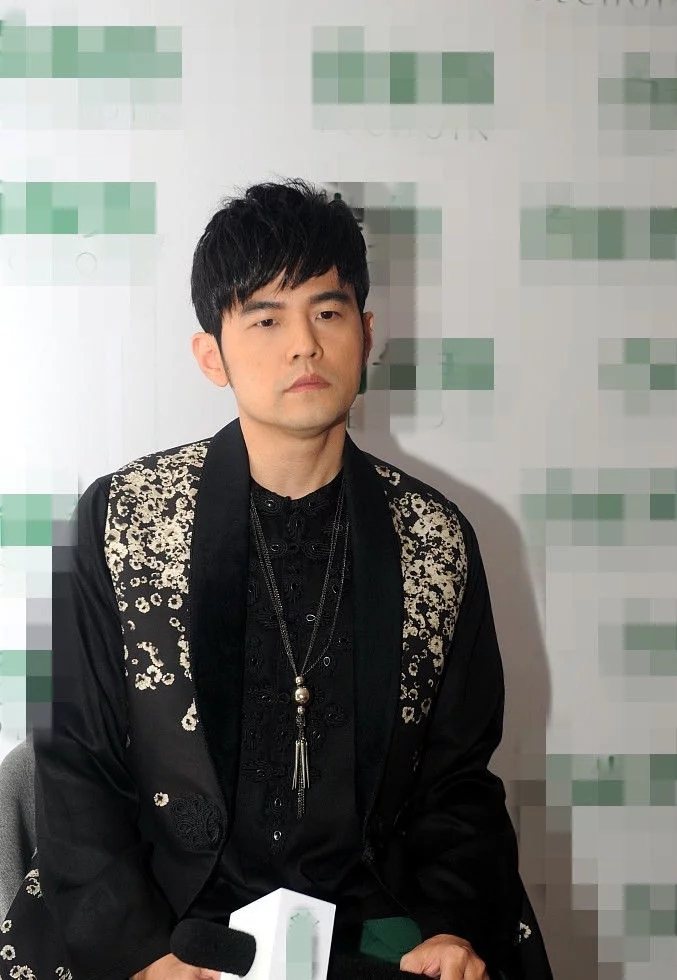 周杰伦打扮“壕”气 不惧与旧爱蔡依林同台