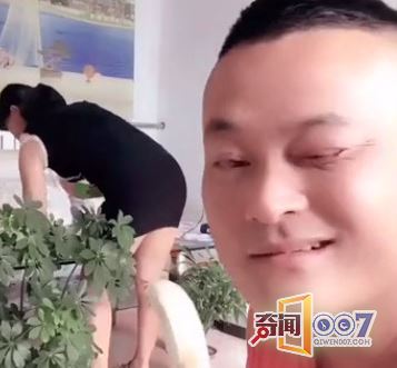 男友把香蕉放女友身下，女友当场崩溃