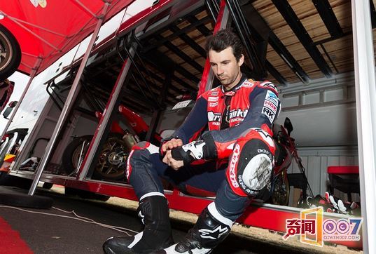 袋鼠与摩托车赛跑 险酿事故