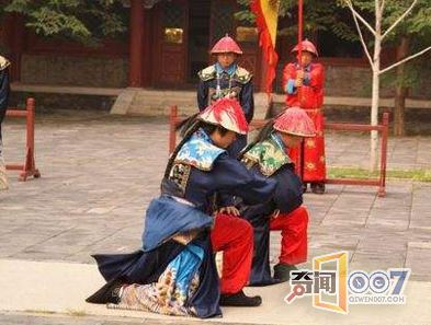 清朝大臣下跪前为啥都要拍打袖子