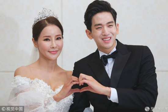 韩歌手米娜和小17岁男友结婚 男方泪洒现场