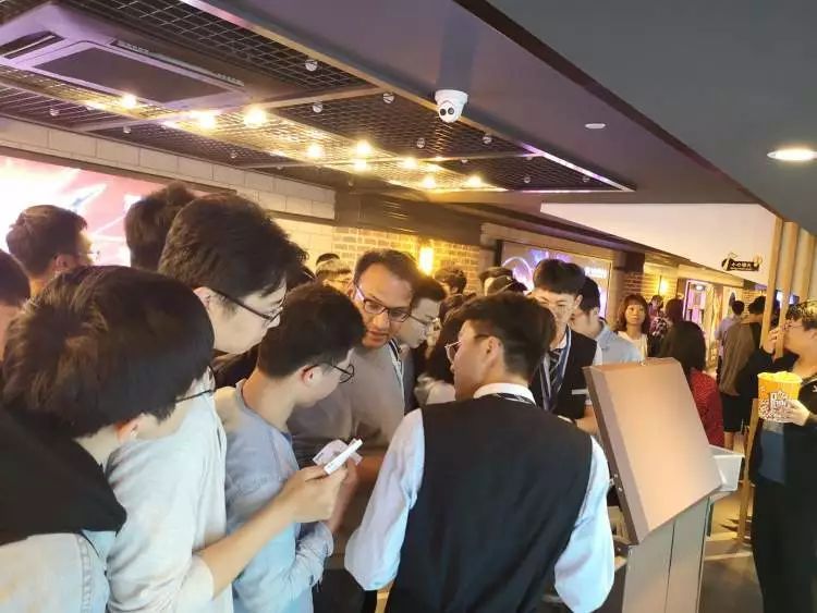 昨晚电影院堪比跨年现场！取票机都大排长龙，有人翘班都要看!
