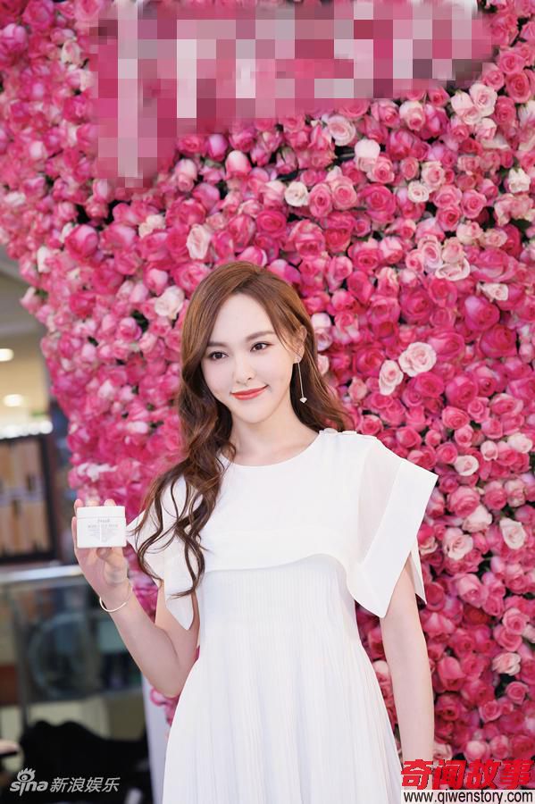 组图:唐嫣长发现身笑容甜 置身玫瑰花海仙气十足