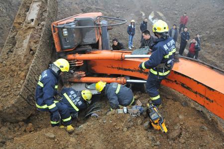 农村小伙不信邪，开挖掘机挖了乱葬岗，结果悔恨终身！真实经历！