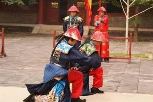 清朝大臣在下跪前为什么一定要拍拍袖子-有何原因-